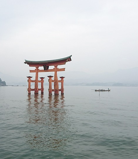 厳島神社の満潮時の大鳥居