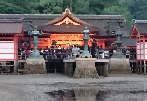 厳島神社で藤井フミヤがコンサート