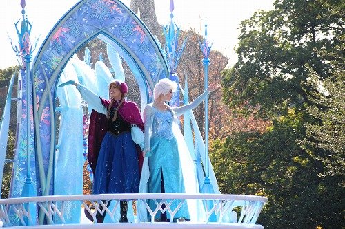パレード中のアナと雪の女王