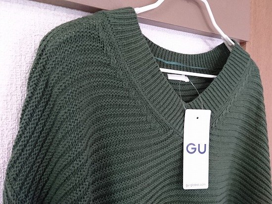 GUのガーターVネックセーター