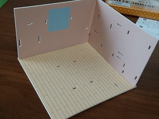 ダイソー　紙製立体パズル　ドールハウス